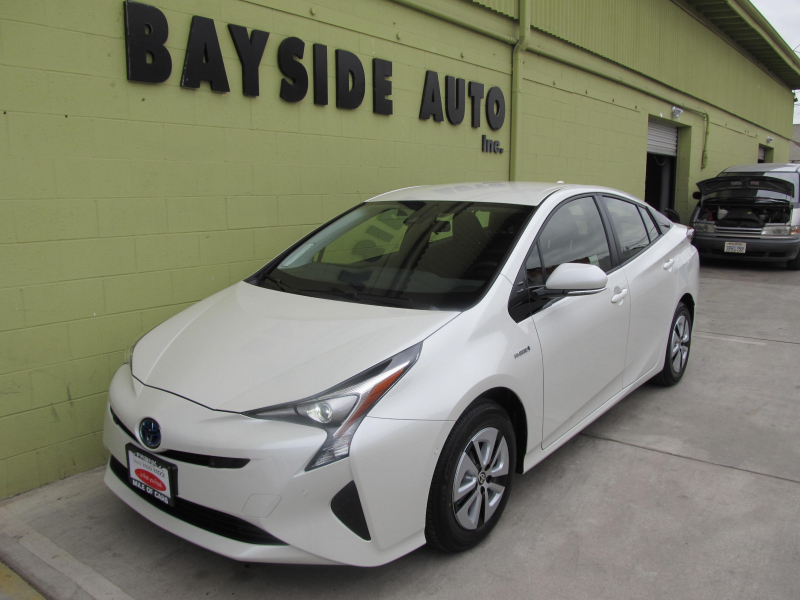 2017 Toyota PRIUS TWO 新車を当社から納車させて頂いた、お車です!