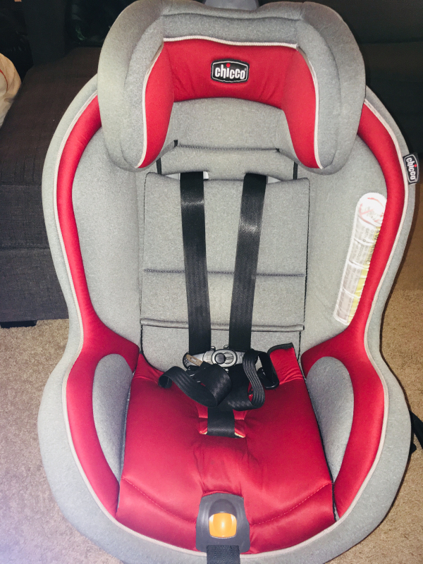 Chicco convertible car seat 角度が1から9まで設定出来き起きてる時、寝てる時とその時に合わせて使えます。 しっかりしていて安全です。 1年半使いましたが綺麗です。説明書付き
